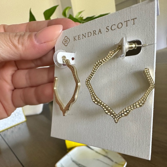 Kendra Scott Miku Hoop Earrings in Gold - Picture 3 of 4
